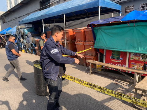 Polisi di likasi TKP penusukan di Muara Angke, Jakarta Utara, Jumat (13/6). Foto: Dok. Istimewa