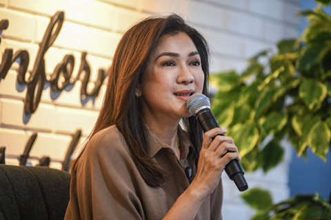 Direktur Jenderal Komunikasi Publik dan Media Fifi Aleyda Yahya memberikan paparan di hadapan wartawan di kantor Komdigi, Jakarta, Jumat (13/6/2025). Foto: ANTARA FOTO/Muhammad Adimaja