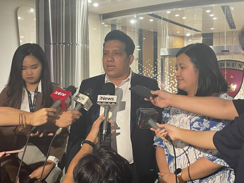 Eks stafsus Mendikbudristek 2019-2024 Nadiem Makarim, Fiona Handayani (kanan), didampingi pengacaranya, Indra Haposan Sihombing usai pemeriksaan sebagai saksi kasus pengadaan laptop Kemendikbudristek, di Gedung Bundar Kejagung, Jakarta, Jumat (13/6). Foto: Fadhil Pramudya/kumparan