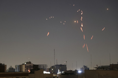 Rudal serangan Iran yang diluncurkan ke Yerusalem di Israel, Sabtu (14/6/2025). Foto: Ammar Awad/Reuters