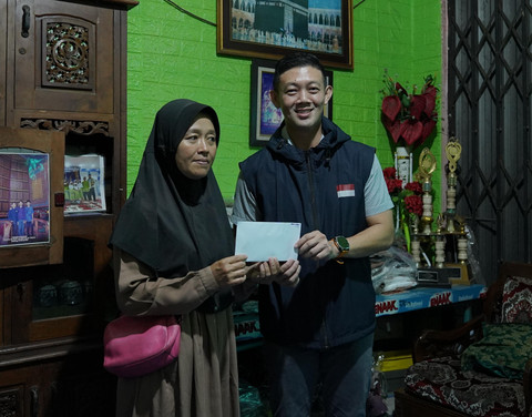 Suhandy saat menyalurkan bantuan untuk Aisyah di Palembang. (ist)
