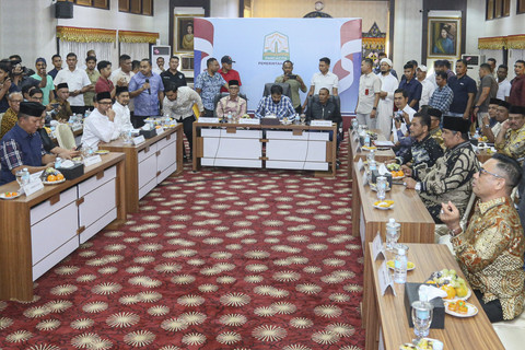 Sejumlah anggota DPR-DPD RI asal Aceh yang tergabung dalam Forum Bersama (Forbes) bersiap melakukan pertemuan dengan Gubernur Aceh Muzakir Manaf di Banda Aceh, Aceh, Jumat (13/6/2025). Foto: Khalis Surry/ANTARA FOTO