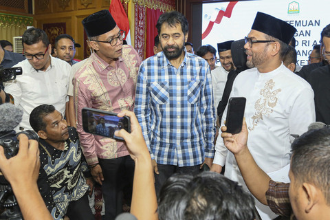 Anggota DPR RI TA Khalid (kiri) berbincang dengan Gubernur Aceh Muzakir Manaf (tengah) dan Anggota DPR RI Nasir Djamil sebelum memberi keterangan pers usai acara pertemuan Forum Bersama DPR-DPD RI asal Aceh di Banda Aceh, Aceh, Jumat (13/6/2025). Foto: Khalis Surry/ANTARA FOTO