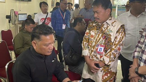 Irjen Kemendikdasmen, Faisal Syahrul, melakukan sidak pelaksanaan Sistem Penerimaan Murid Baru (SPMB) di SMA Negeri 1 Bekasi, Jawa Barat, Sabtu (14/6/2025). Foto: Fadhil Pramudya/kumparan