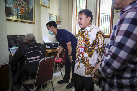 Inspektur Jenderal Kementerian Pendidikan Dasar dan Menengah, Faisal Syahrul, melakukan kunjungan mendadak ke SMAN 1 Bekasi, Jawa Barat, Sabtu (14/6/2025). Foto: Iqbal Firdaus/kumparan
