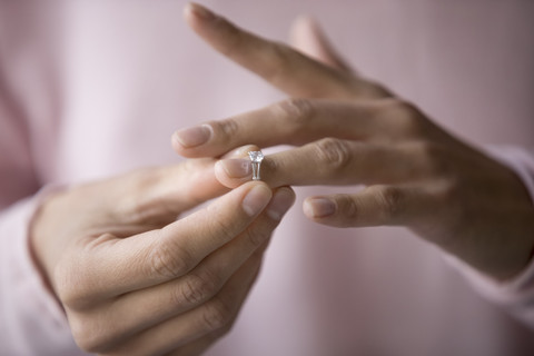 Ilustrasi perempuan memakai perhiasan cincin. Foto: Shutterstock
