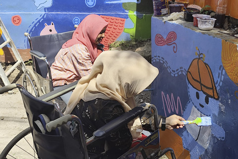 Warga beserta komunitas penyandang disabilitas yang melukis mural di tembok Kampung Binong, Bandung, Jawa Barat, Sabtu (14/6/2025). Foto: Alya Zahra/kumparan 