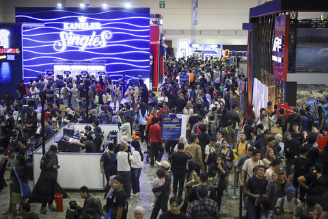 Sejumlah pengunjung memilih produk-produk dalam pameran Indonesia Outdoor Festival (Indofest) 2025 di Jakarta International Convention Center (JICC), Senayan, Jakarta, Sabtu (14/6/2025). Foto: Iqbal Firdaus/kumparan