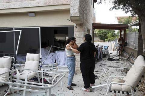 Seorang warga menangis setelah melihat kondisi rumahnya yang hancur akibat serangan Iran di salah satu perumahan di Tel Aviv, Israel, Sabtu (14/6/2025). Foto: Ronen Zvulun/Reuters