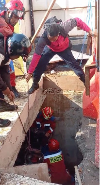 Damkar evakuasi motor yang masuk ke dalam lubang galian di Jalan Raya Bogor, Ciracas, Jaktim pada Sabtu (14/6). Foto: Dok. Sudin Gulkarmat Jaktim