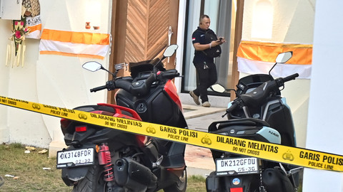 Polisi memeriksa TKP peristiwa penembakan terhadap dua orang warga negara Australia di bangunan vila di kawasan Desa Munggu, Badung, Sabtu (14/6/2025). Foto: ANTARA FOTO/Fikri Yusuf
