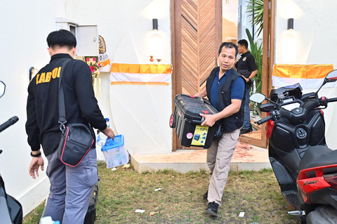 Polisi membawa peralatan untuk memeriksa TKP peristiwa penembakan terhadap dua orang warga negara Australia di bangunan vila di kawasan Desa Munggu, Badung, Sabtu (14/6/2025). Foto: ANTARA FOTO/Fikri Yusuf