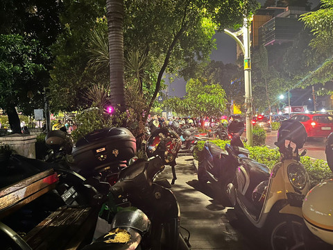 Suasana parkir liar menghalangi pejalan kaki di trotoar Taman Ismail Marzuki, Cikini, Jakarta Pusat, Sabtu (14/6). Foto: Nasywa Athifah/kumparan