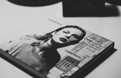 Ilustrasi Arti Lagu Paper Rings Sumber Unsplash/Rosa Rafael