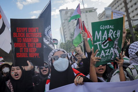 Massa aksi bela Palestina melakukan long march saat car free day (CFD) di Kawasan Bundaran HI, Jakarta, Minggu (15/6/2025). Foto: Jamal Ramadhan/kumparan