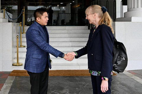 Sekretaris Kabinet Teddy Indra Wijaya menerima kunjungan Duta Besar Jerman untuk Indonesia Ina Lepel di Kantor Sekretariat Kabinet, Jakarta, Sabtu (14/6/2025). Foto: Instagram/@sekretariat.kabinet