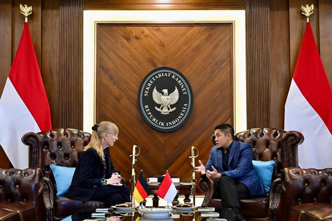 Sekretaris Kabinet Teddy Indra Wijaya menerima kunjungan Duta Besar Jerman untuk Indonesia Ina Lepel di Kantor Sekretariat Kabinet, Jakarta, Sabtu (14/6/2025). Foto: Instagram/@sekretariat.kabinet