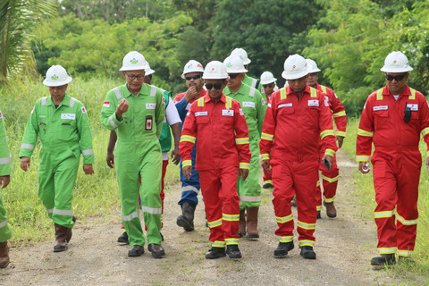 Menteri ESDM Bahlil Lahadalia bersama Kepala SKK Migas Djoko Siswanto saat mengunjungi migas Papua, Jumat (13/6/2025). Foto: SKK Migas