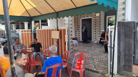 Rumah duka Gusti Irwan Wibowo alias Gustiwiw di Jati Melati, Pondok Melati, Bekasi, Jawa Barat, Minggu (15/6/2025).    Foto: Vincentius Mario/kumparan