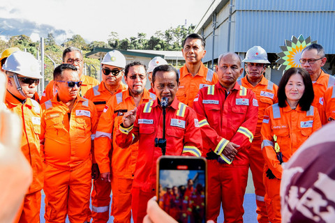 Menteri ESDM Bahlil Lahadalia saat kunjungan kerja ke fasilitas migas di Kabupaten Teluk Bintuni, Provinsi Papua Barat, Rabu (11/6/2025). Foto: Kementerian ESDM
