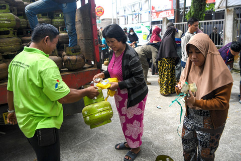 Warga mendapatkan gas LPG 3 kilogram saat operasi pasar murah di Kantor Kecamatan Samarinda Ilir, Samarinda, Kalimantan Timur, Minggu (15/6/2025). Foto: M Risyal Hidayat/ANTARA FOTO