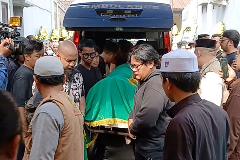 Jenazah musisi Gusti Irwan Wibowo alias Gustiwiw tiba di rumah duka di Jati Melati, Pondok Melati, Bekasi, Minggu (15/6/2025). Foto: Vincentius Mario/kumparan