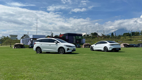 Mobil listrik BYD M6 dan Seal. Foto: Aditya Pratama Niagara/kumparan