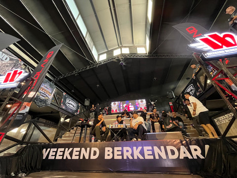 Satu di antara Weekend Berkendara, Destu Wendy Priawan (Kiri), Birin Bilder Hiro Motorcycle Jakarta (Tengah) dan Mojo Mc Wheel Parties (Kanan) sedang ngobrol asik. Foto: Rabiansyah/Hi!Pontianak.