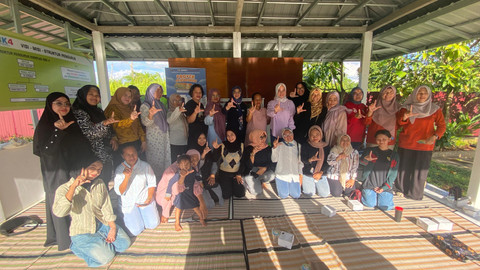 Seluruh peserta melakukan sesi foto bersama di akhir kegiatan. Foto: Alycia Tracy Nabila/HiPontianak 