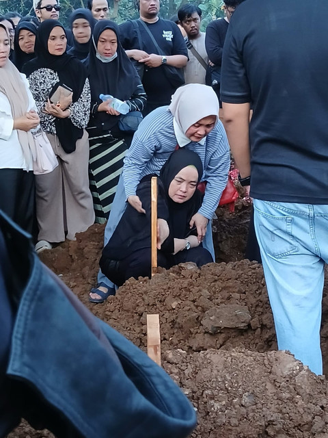 Proses pemakaman Gusti Irwan Wibowo. Foto: Vincentius Mario/kumparan