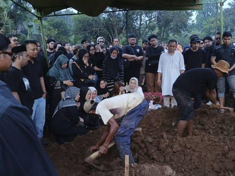 Prosesi pemakaman Gustri Irwan Widodo. Foto: Vincentius Mario/kumparan