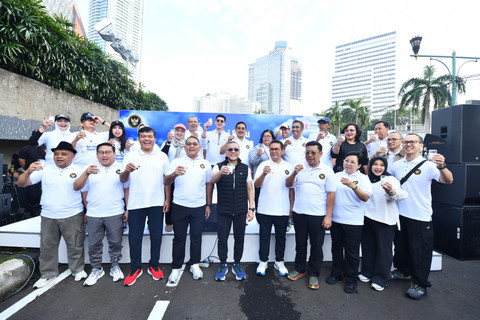 Menteri Koordinator Bidang Pangan Indonesia Zulkifli Hasan (kelima dari kiri) dengan Corporate Secretary Pertamina Persero Brahmantya S. Poerwadi (kelima dari kanan) beserta jajaran secara simbolis meminum segelas susu bersama di acara Hari Susu Nusantara di Jalan Sudirman, Jakarta pada Minggu (15/6). Foto: Dok. Pertamina