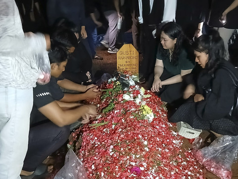 Prosesi pemakaman Gustri Irwan Widodo. Foto: Vincentius Mario/kumparan