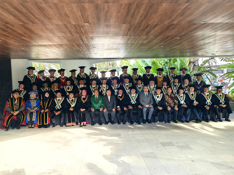 Jusuf Kalla dalam acara seremonial wisuda sarjana dan pascasarjana Universitas Nasional.