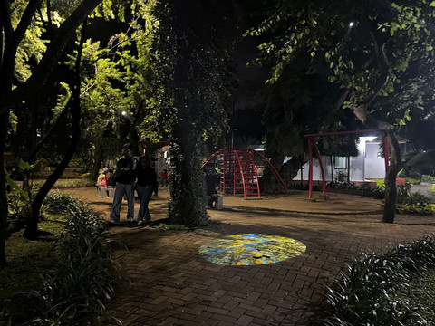 Suasana malam hari di Taman Langsat, Jakarta Selatan, Minggu (15/6/2025). Foto: Rayyan Farhansyah/kumparan