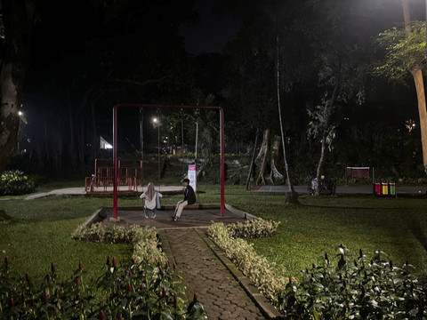 Suasana malam hari di Taman Langsat, Jakarta Selatan, Minggu (15/6/2025). Foto: Rayyan Farhansyah/kumparan