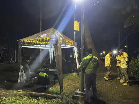 Pos Penjagaan Pol PP dan Spanduk Himbauan Pol PP di Taman Langsat, Jakarta Selatan, Minggu (15/6/2025). Foto: Rayyan Farhansyah/kumparan