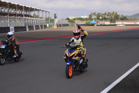 Balap motor kelas Yamaha Aerox 155 komunitas di Yamaha Sunday Race di Sirkuit Internasional Pertamina Mandalika. Foto: Fitra Andrianto/kumparan