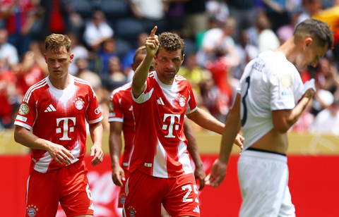 Selebrasi Thomas Mueller (tengah) saat Bayern Muenchen vs Auckland City di TQL Stadium, Cincinnati, Ohio, Amerika Serikat, pada Senin (16/6). Foto: REUTERS/Kai Pfaffenbach