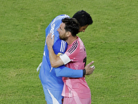 Lionel Messi peluk Mohamed El Shenaw... </div>
<div class=