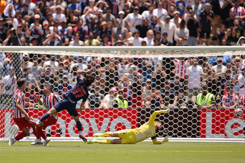 Pemain Paris Saint Germain Vitinha mencetak gol ke gawang Atletico Madrid pada pertandingan Grup B Piala Dunia Antarklub 2025 di Rose Bowl Stadium, California, Amerika Serikat, Minggu (15/6/2025). Foto: Daniel Cole/REUTERS