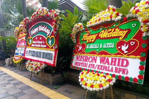 Karangan bunga di venue akad nikah Al Ghazali dan Alyssa Daguise di St Regis, Jakarta Selatan, Senin (16/6/2025). 
 Foto: Giovanni/kumparan