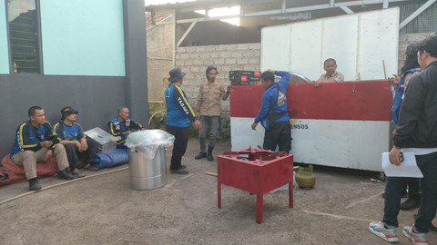 Kemensos menyalurkan bantuan logistik kepada korban tanah longsor dan pergerakan tanah di Desa Pasirmunjul, Kecamatan Sukatani, Kabupaten Purwakarta, Jawa Barat, Minggu (16/5/2025). Foto: Kemensos RI