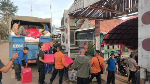 Kemensos menyalurkan bantuan logistik kepada korban tanah longsor dan pergerakan tanah di Desa Pasirmunjul, Kecamatan Sukatani, Kabupaten Purwakarta, Jawa Barat, Minggu (16/5/2025). Foto: Kemensos RI