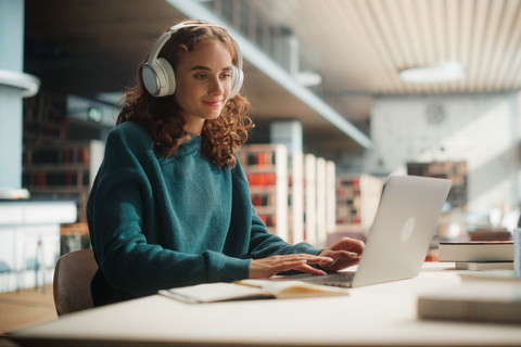 Illustrasi perempuan merencanakan karier semenjak kuliah. Foto: Shutterstock