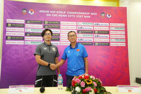 Pelatih Timnas Wanita Indonesia U-19, Akira Higashiyama (kiri), dan Pelatih Timnas Wanita Vietnam U-19, Masahiko Okiyama (kanan), jelang laga semifinal ASEAN Women's Championship U-19 2025, Minggu (15/6). Foto: PSSI