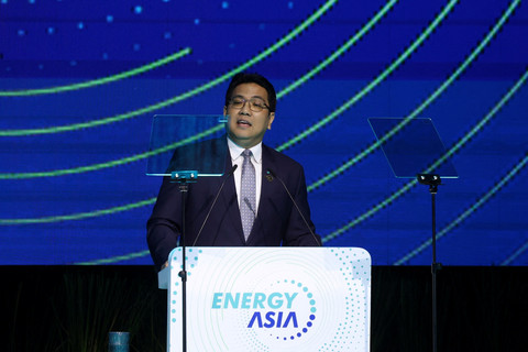 Presiden dan CEO Grup Petronas Tengku Muhammad Taufik menjadi pembicara Konferensi Energy Asia di Kuala Lumpur Convention Centre, Malaysia, Senin (16/6/2025). Foto: Edgar Su/REUTERS