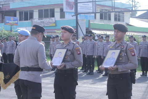 Upacara PTDH dua anggota Polres Ketapang dengan melakukan pencoretan terhadap foto keduanya. Foto: Dok. Polres Ketapang