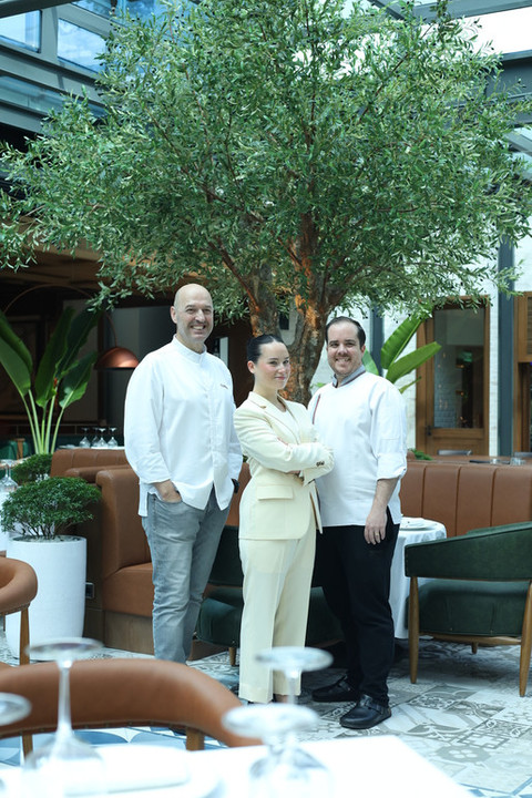 Chef Innigo Urrechu, Mireia Pucheas (Resto Manager Erre & Urrechu Jakarta), and Chef Alejandro. Dok: Erre & Urrechu