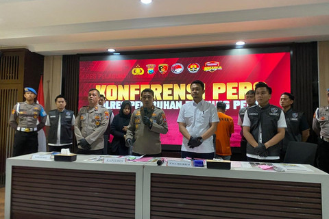 Polres Pelabuhan Tanjung Perak Surabaya menangkap dua pria sebagai admin dan member grup Facebook "Gay Khusus Surabaya", Senin (16/6/2025). Foto: Farusma Okta Verdian/kumparan